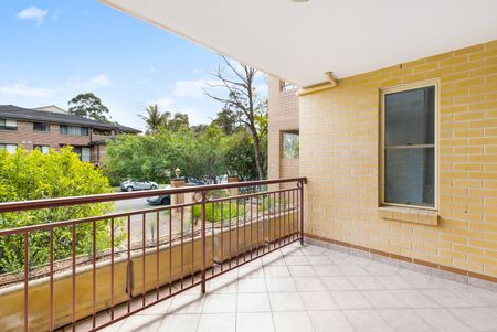 Well Maintained Ground Floor 2 Bedroom Unit - Photo 3