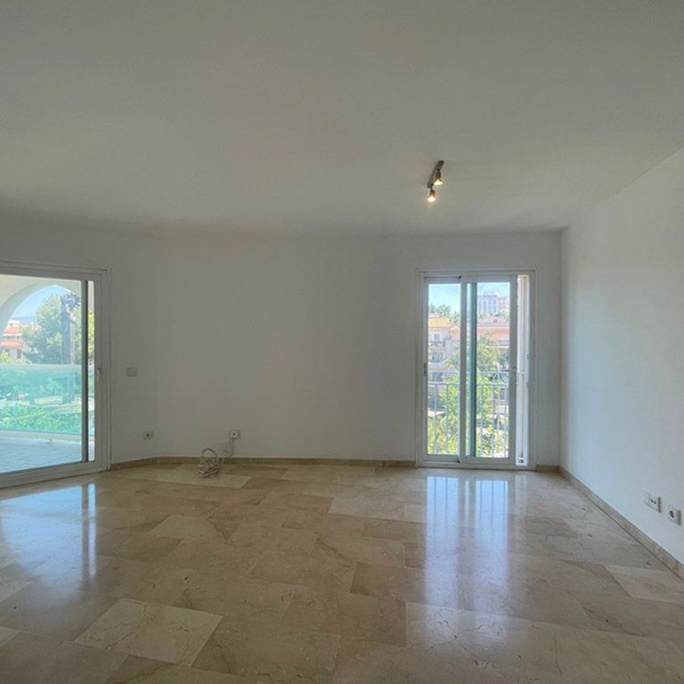 Apartamento sin amueblar, un dormitorio, terraza vistas al mar, parking. Ciudad Jardín. - Photo 1