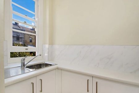 Spacious and bright studio apartment in excellent location - Photo 5