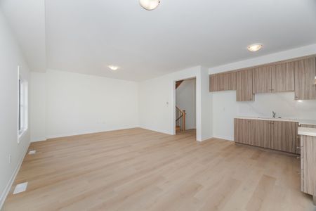 For Lease - 16 Ravenscraig Place, Innisfil, Ontario - Photo 2