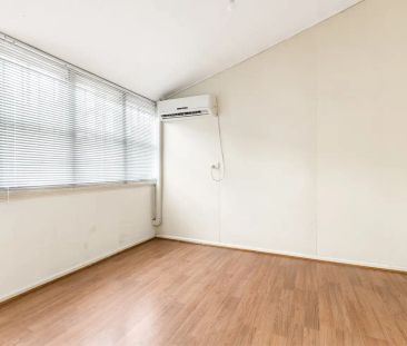 “Spacious 5-Bedroom Home in Prime Toowong Location” - Photo 1