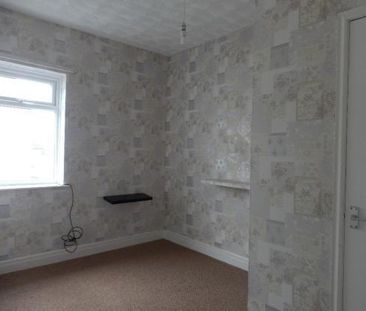 3 bedroom end of terrace house to rent - Photo 2