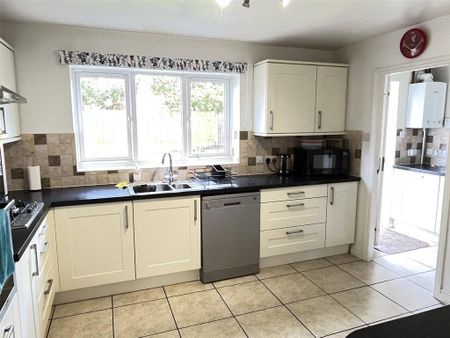 5 bedroom detached house to rent - Photo 2