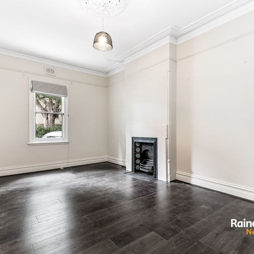 Recently Refurbished free standing 3 bed modern home - Photo 1