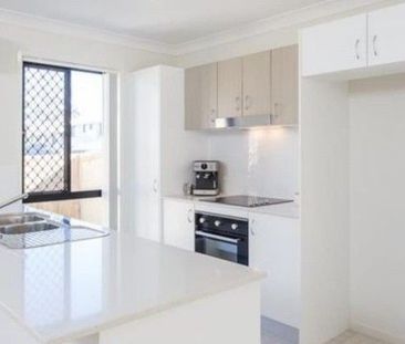 Modern 3 Bedroom Townhouse - Photo 2