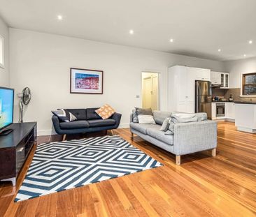 Renovated light filled beauty - Photo 3