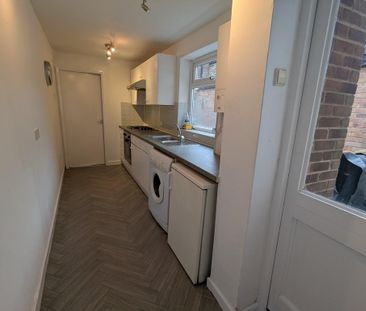 2 bedroom end of terrace house to rent - Photo 2