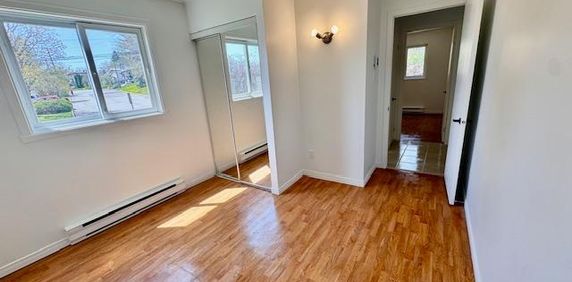 SUPERBE 4 1/2 RDC - rénové avec goût! Gym + piscines, 15 mars ou avril - Photo 2