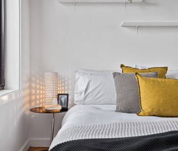 Quiet & Stylish Townhouse in the Heart of Carlton North - Photo 3