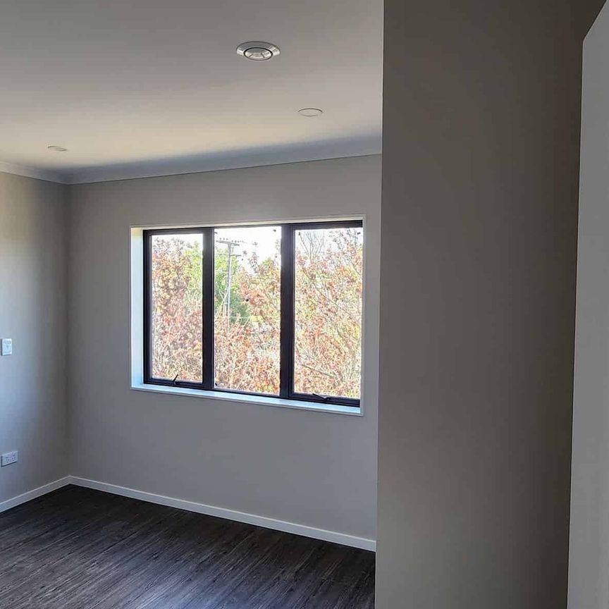 Brand new 5 bedroom townhouse - Photo 1