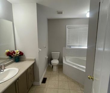 For Lease - 16 Freedom Oaks Trail, Brampton, Ontario - Photo 4