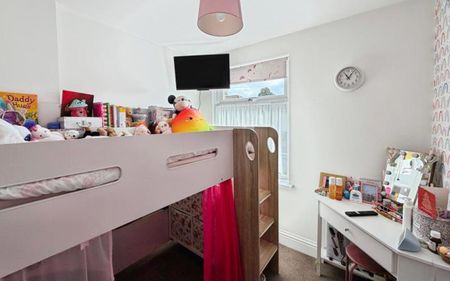 A beautifully presented three-bedroom semi-detached home in the heart of Shirehampton. Offering a modern kitchen/diner, separate living room, downstairs WC, family bathroom, two double bedrooms, one single bedroom and a lovely enclosed rear garden. Ideally located close to local amenities, schools and transport links. - Photo 4