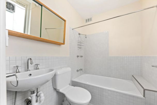 Chic & cosy in a prime location! - Photo 1