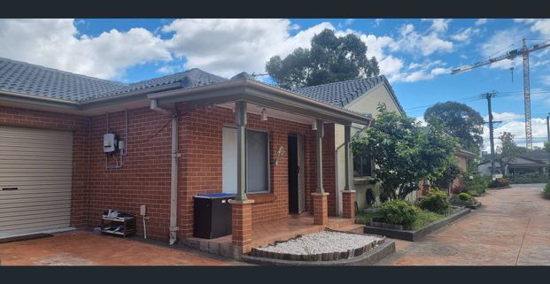 Perfect Location ,Walk to School and SAVE ENERGY BILLS !! - Photo 1