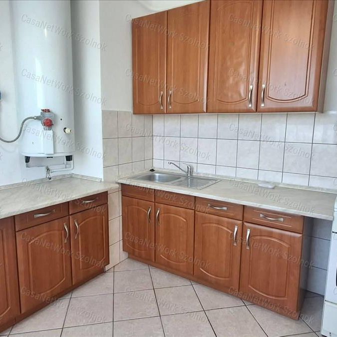 Kiadó jó állapotú lakás - Szolnok - Fotó 1
