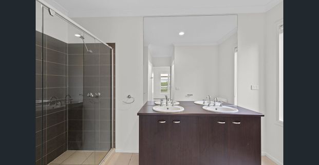 SPACIOUS 4 BEDROOM, PLUS STUDY/DINING FAMILY HOME. Ideally suited for large family with teenage or in law accommodation. - Photo 1