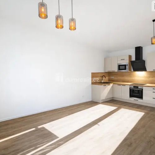 K pronájmu, NOVÝ moderní byt 2+kk se šatnou, terasou a garážovým stáním, ul. K Šindlovým Dvorům č.p. 2936/2, České Budějovice - Photo 1