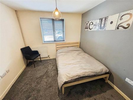 1 bedroom in a house share to rent - Photo 3