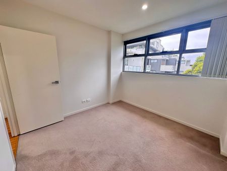 LUXURIOUS & SPACIOUS THREE BEDROOM APARTMENT IN PRIME LOCATION! - Photo 3