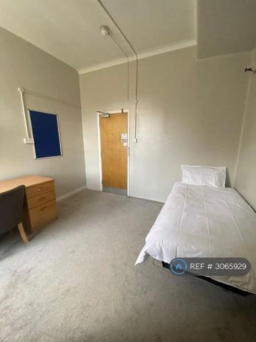 1 bedroom in a flat share to rent - Photo 3