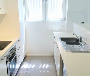 Modern, Light-Filled Apartment with Study & Prime Location! - Photo 2