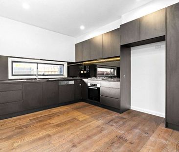 Stylish Townhouse with Premium Finishes in a Prime Location - Photo 5