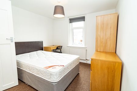 1 bed house / flat share to rent in Wolverton Road, Bournemouth, BH7 - Photo 3