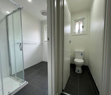 Well-Presented Unit with Comfort and Convenience - Photo 2