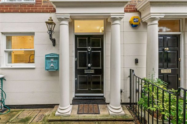 Five bedroom town house located in a popular gated development backing directly onto Richmond Park - Photo 1