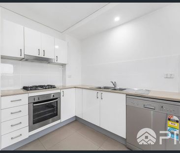 Tile Floor 2 Bedroom Apartment, Superb Central Location! - Photo 3