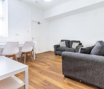 4 bedroom flat to rent - Photo 1