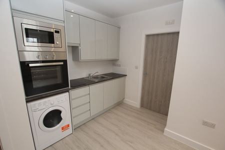 2 Bedroom Apartment, Ellesmere Port - Photo 3