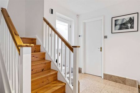 A stunning four bedroom, end of terrace home, set across three floors in a sought after Islington location. - Photo 2