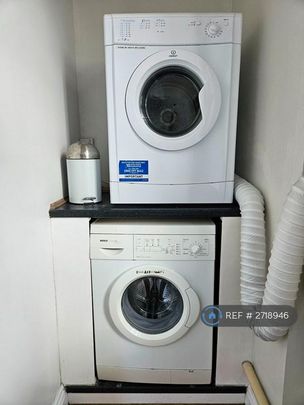 1 bedroom in a flat share to rent - Photo 1