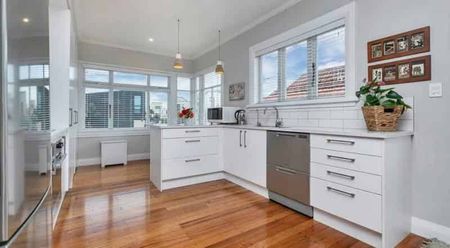 Beautiful Family Home - Photo 2