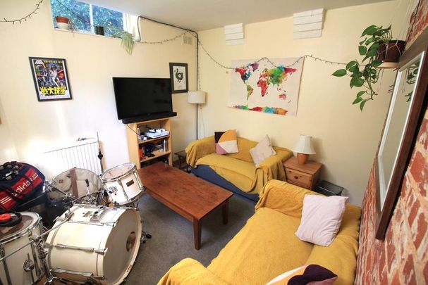 3 bedroom end of terrace house to rent - Photo 1