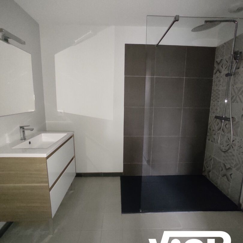 T2 PROCHE PLACE DES CARMES - Photo 1