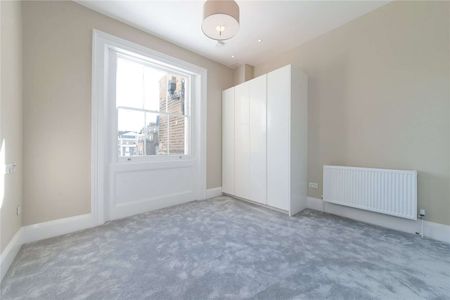 This one bedroom flat is situated on the second floor of a period building in South Kensington. - Photo 3