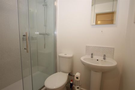 1 bedroom Maisonette to let - Photo 5