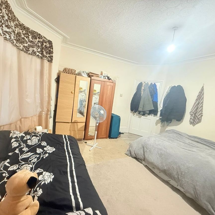Room in a Shared House, Reigate Road, IG3 - Photo 2