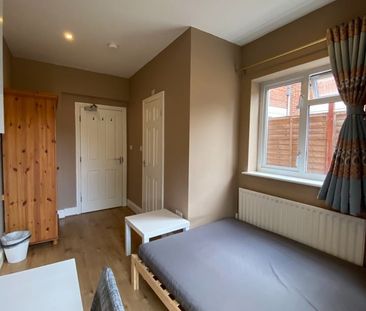 Room in a Shared House, Broadlands Road, SO17 - Photo 4