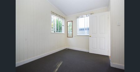 Charming Greenslopes Cottage — Cute, Cozy & Convenient - Photo 3