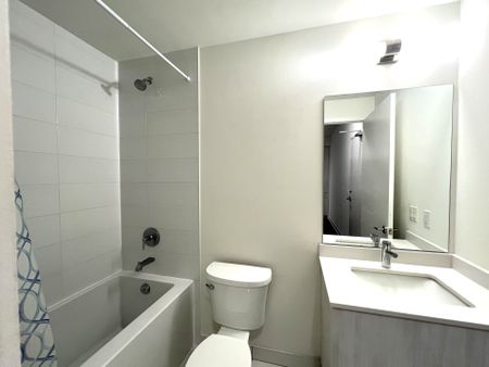 For Lease - 2 David Eyer Road Unit# 926, Richmond Hill, Ontario - Photo 2