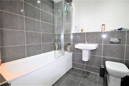 Queenswood Crescent, Englefield Green, Egham, Surrey, TW20 0AT - Photo 2