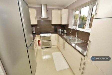 2 bedroom end of terrace house to rent - Photo 5