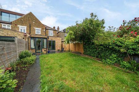 3 bedroom end of terrace house to rent - Photo 2