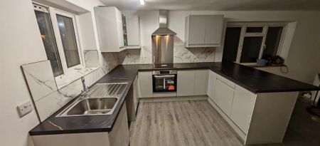 3 bedroom semi-detached house to rent - Photo 4