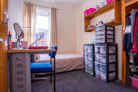 An architecturally designed, spacious six bed property. - Photo 5