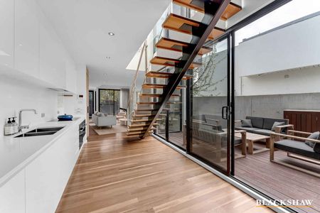 Stylish townhouse 2.5kms from the Parliamentary Triangle - Photo 5