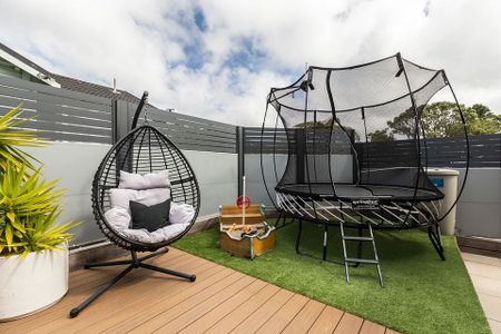 Furnished 4BR Karori home with garage & spa pool - Photo 5